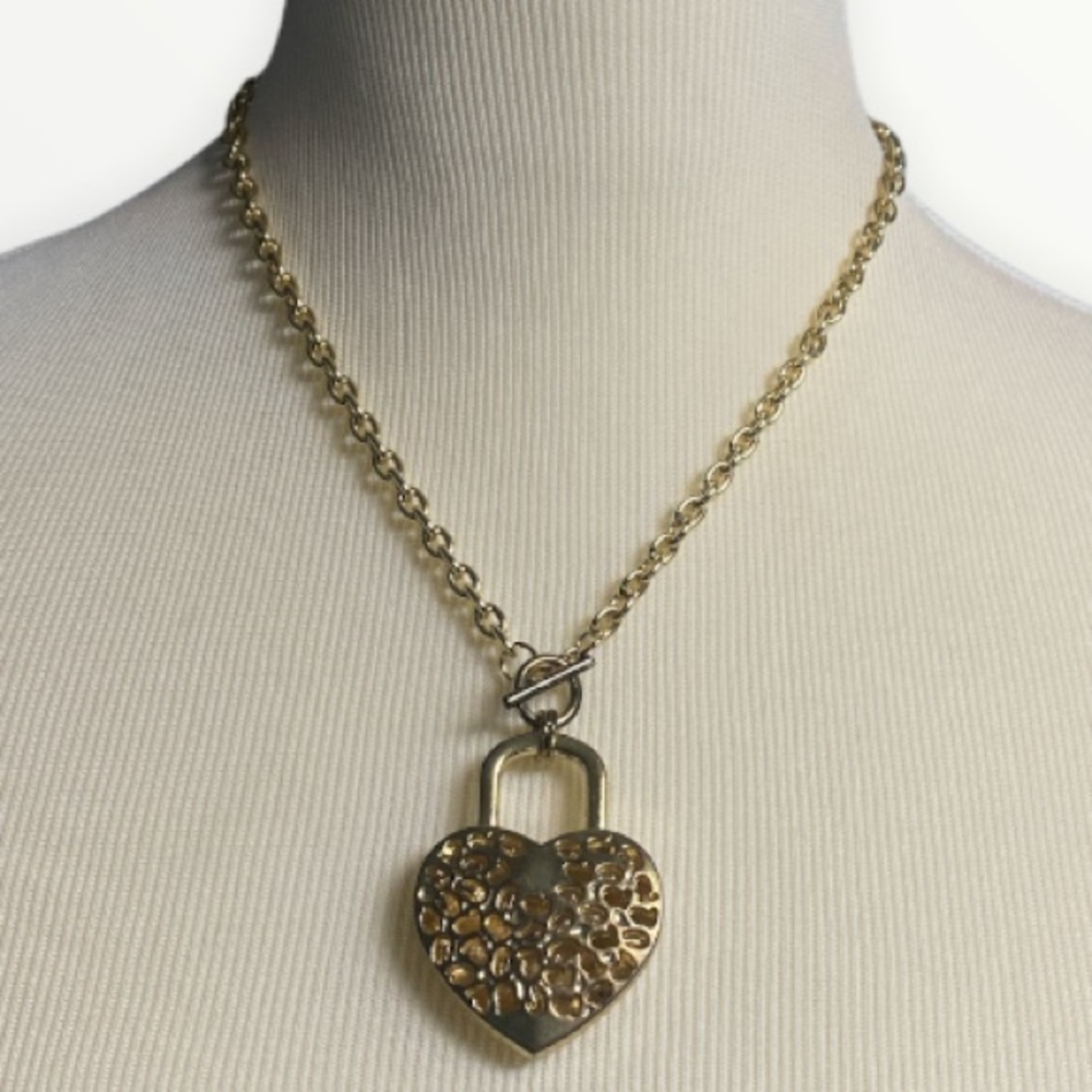 Heart gold tone beautiful necklace 🧩